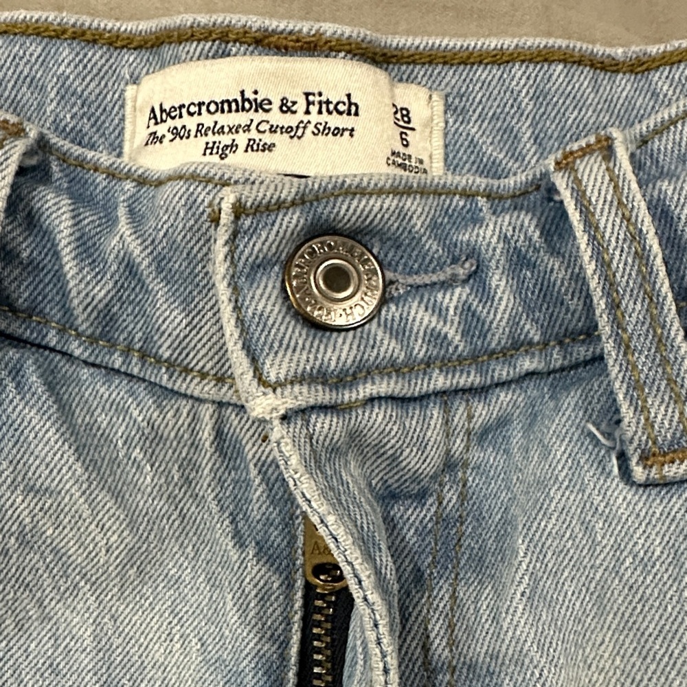Abercrombie & Fitch 90’s Relaxed Cutoff Short High Rise Distressed Jean Shorts - Picture 4 of 5